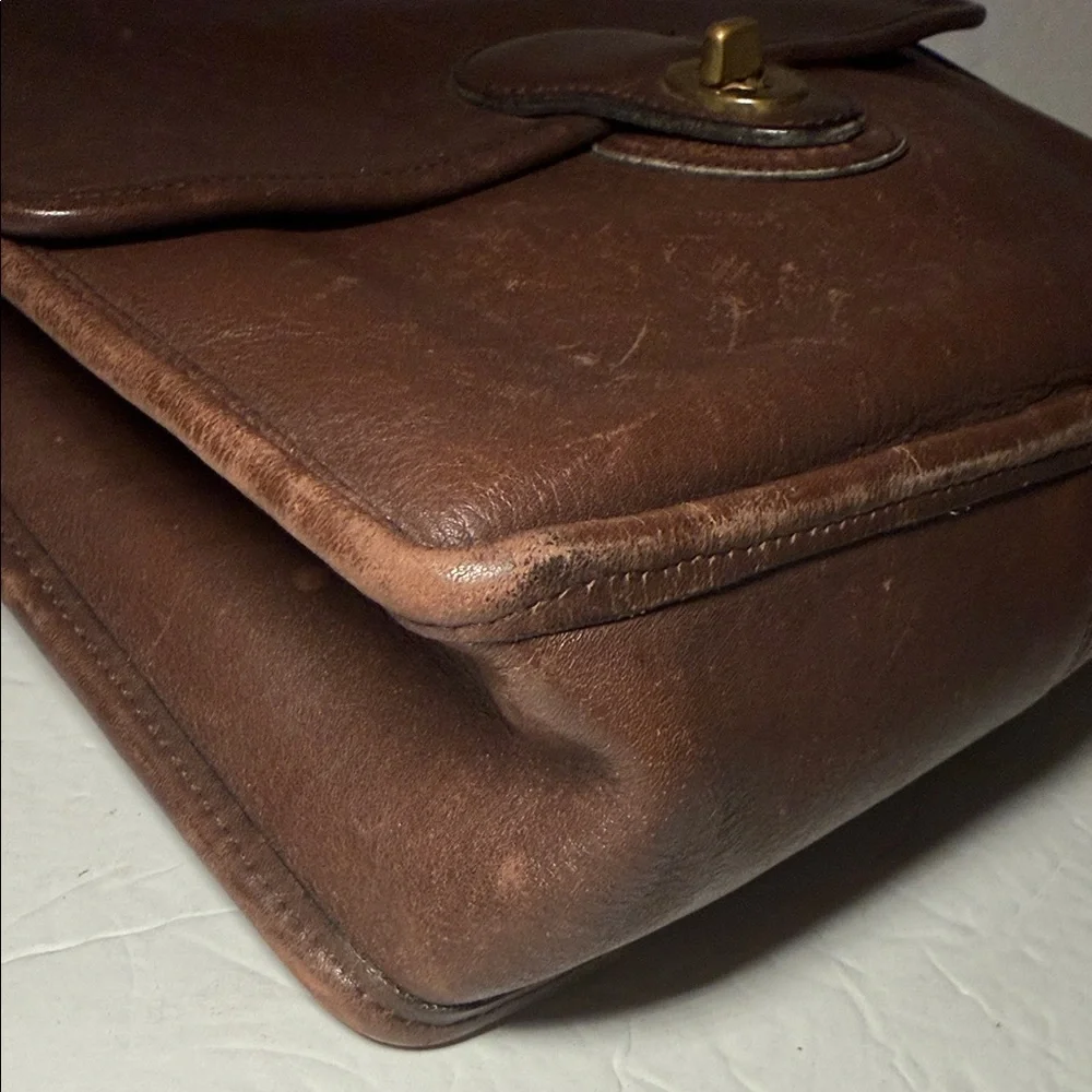 Coach Vintage Willis 9927 Brown Leather Messenger Bag with Gold Turn Lock - Picture 6 of 13